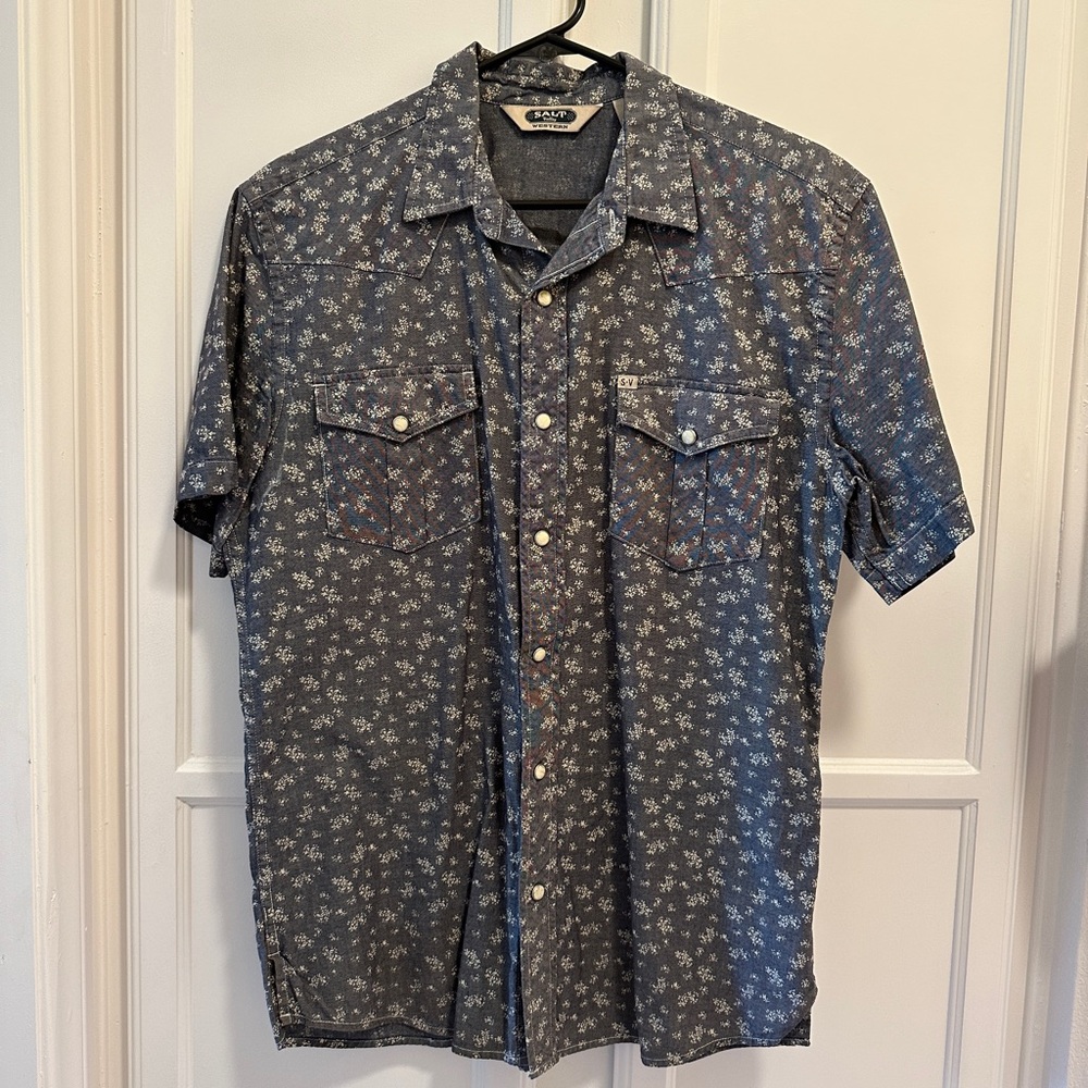 Double pocket button down shirt, Size Medium